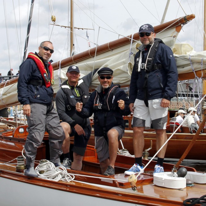 Asagaos vinnande crew med Kjell Nilsson i skepparmössa. Foto Cecilia Pettersson