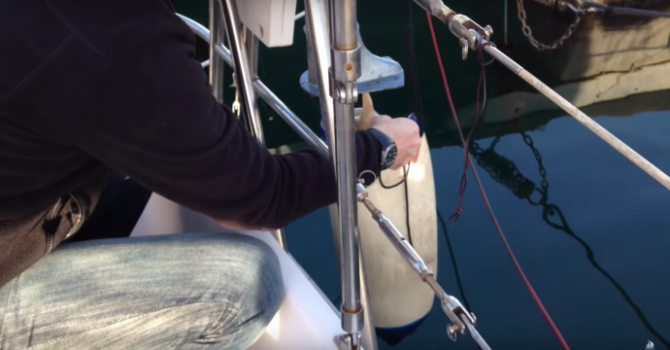 Tips och tricks: Låt en punkterad fender bli utombordarens räddare (video) Tips och tricks: Låt en punkterad fender bli utombordarens räddare (video)